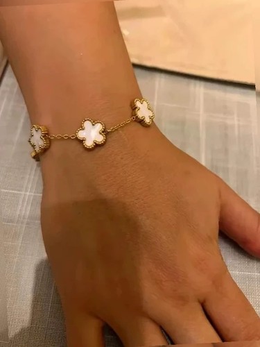 White floral charm bracelet - white,